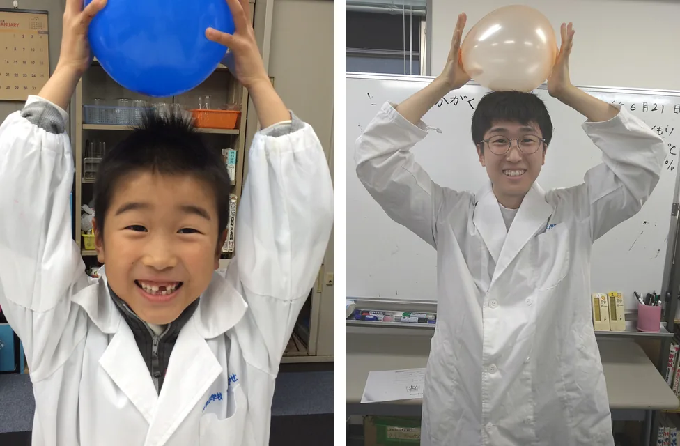 小学生のころと現在の久田大地先生。同じ白衣・同じポーズで風船を持っている
