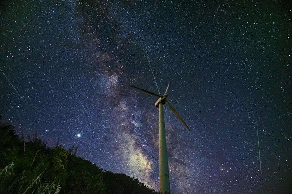 満天の星空と天の川、流れ星（ペルセウス座流星群のイメージ）