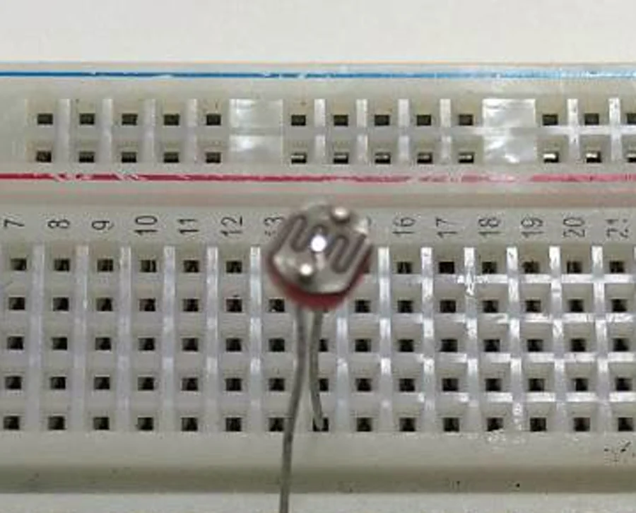 ブレッドボードに挿したCdS。丸い頭の表面にうねうねした電極の模様がある