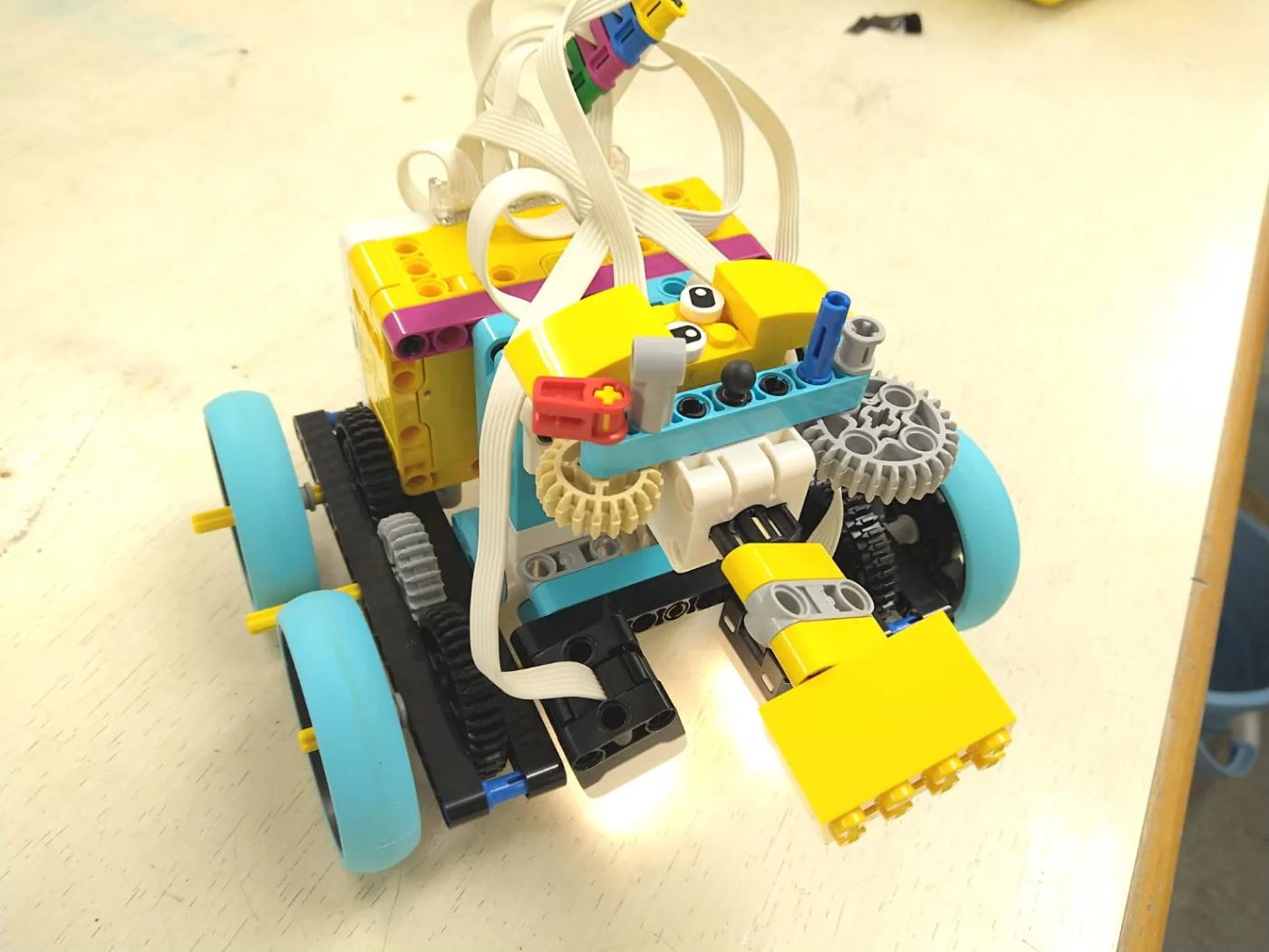 斜めから見たロボット全体。左右のモーターとキャタピラ、配線がつながっている。