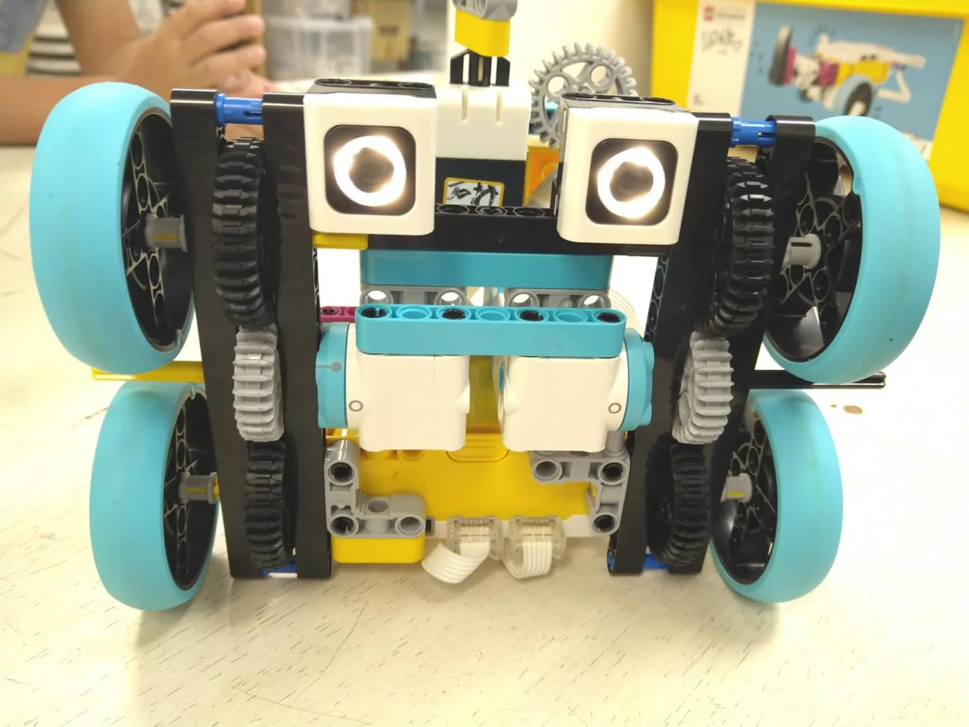 ロボットの前面。白いカラーセンサーが2つ並んで下を照らしている。