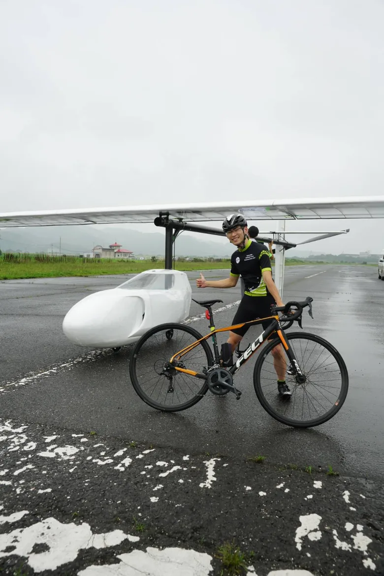 人力飛行機の前に立つ島本湧哉先生（京都大学シューティングスターズ）