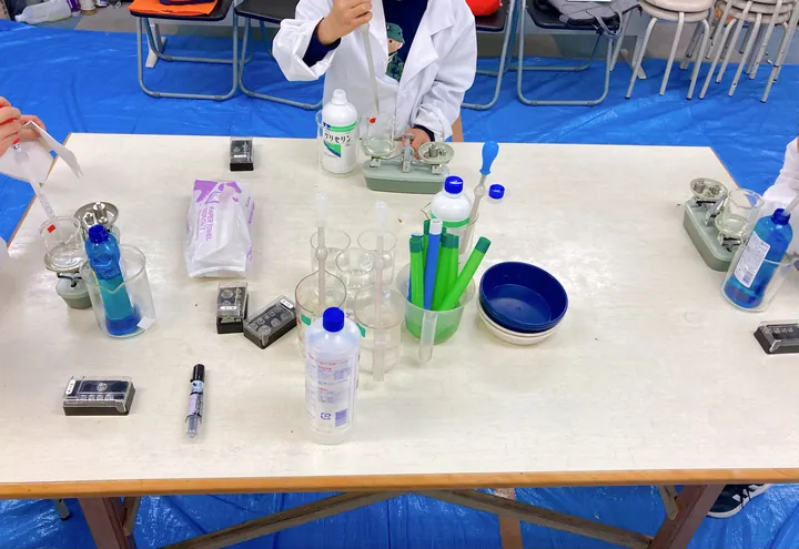 シャボン玉実験で計量する子どもたち