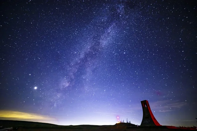 天の川が広がる夜空