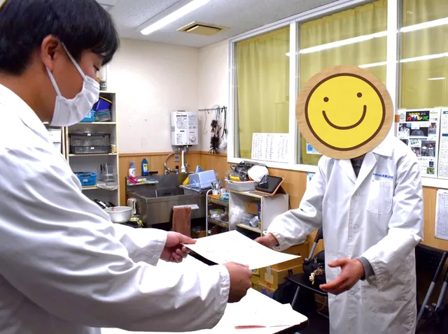 担当講師から修了証書を渡している様子