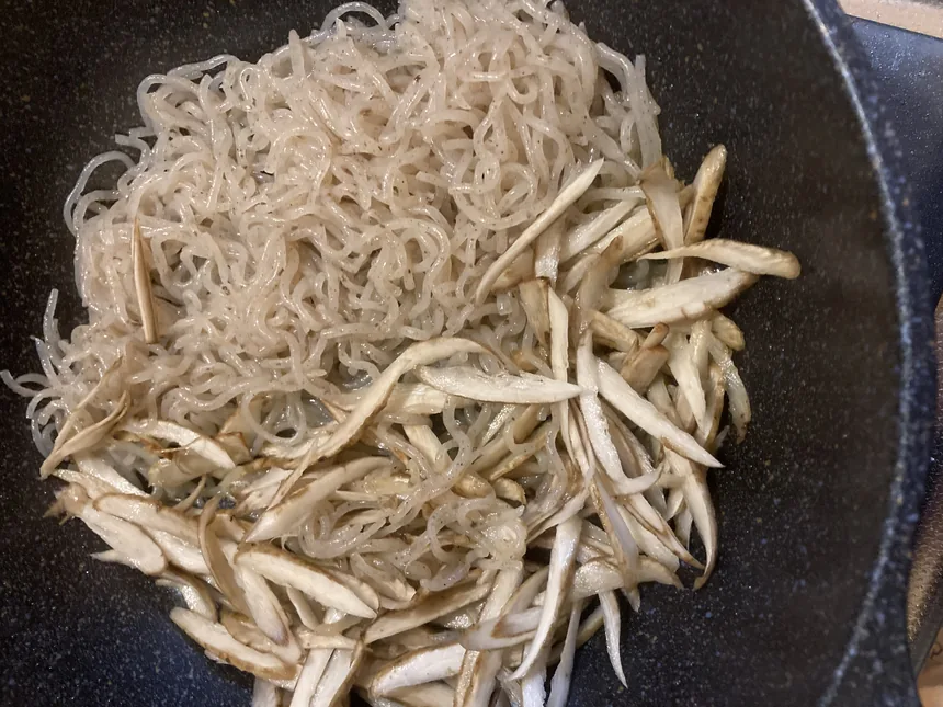 フライパンで糸こんにゃくとゴボウを炒めているところ