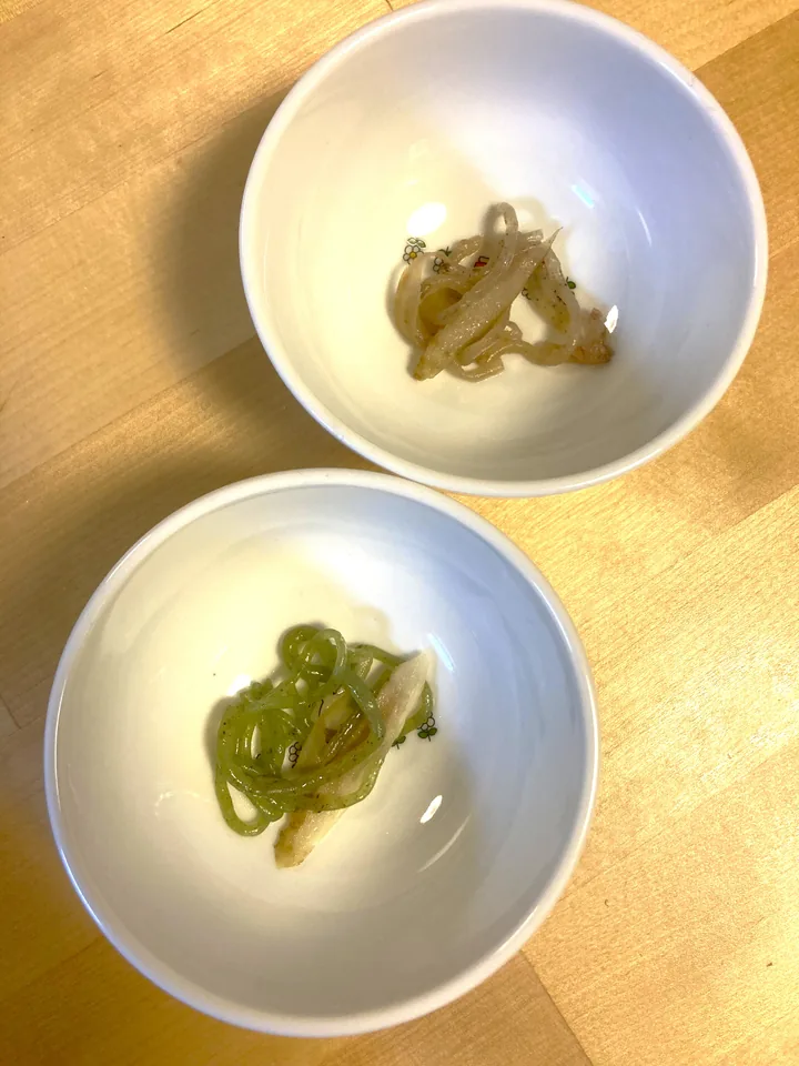 炒めた直後の糸こんにゃくと、しばらく置いて緑色に変わった糸こんにゃくの比較