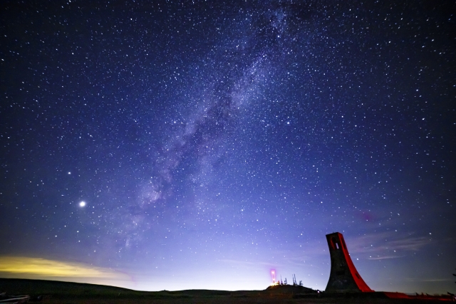 天の川が広がる夜空