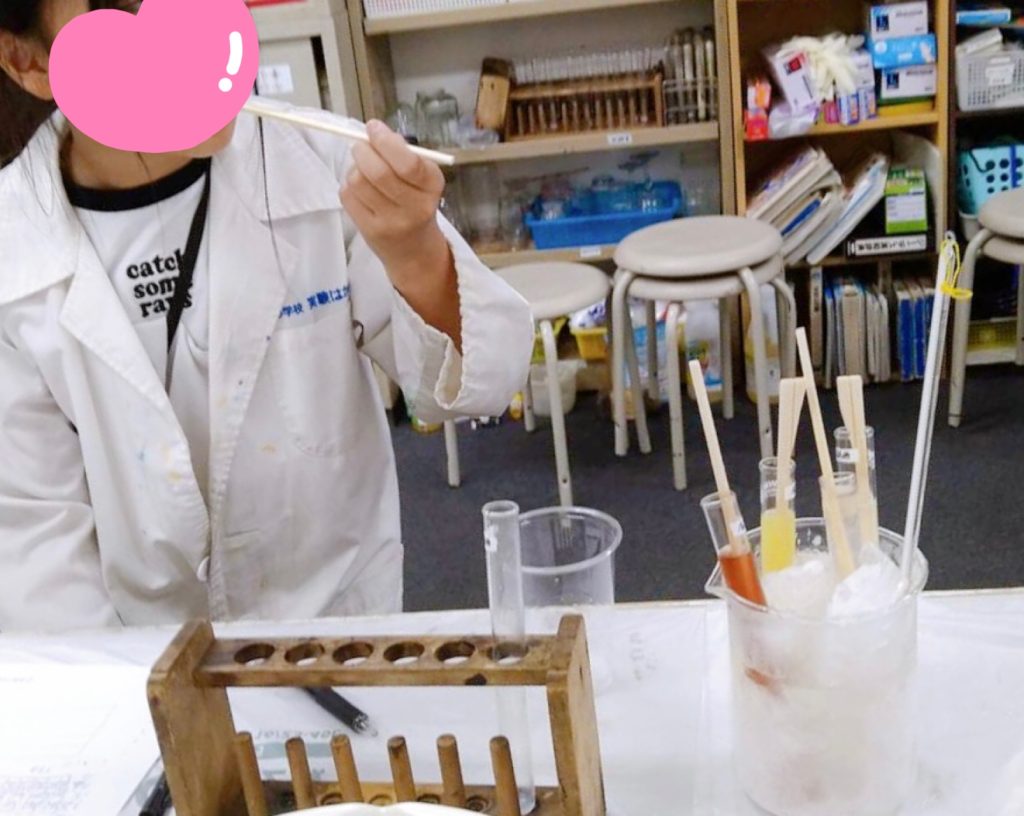 試験管とビーカーでアイスキャンディーを作る少女